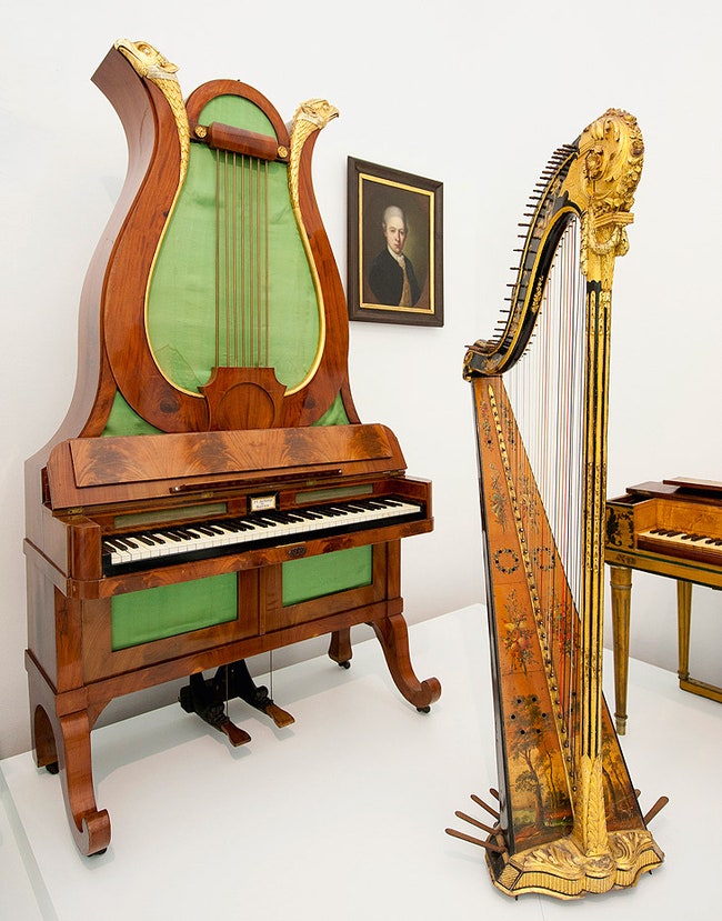 Экспонаты Музея музыкальных инструментов пианино в виде лиры 1820е арфа.