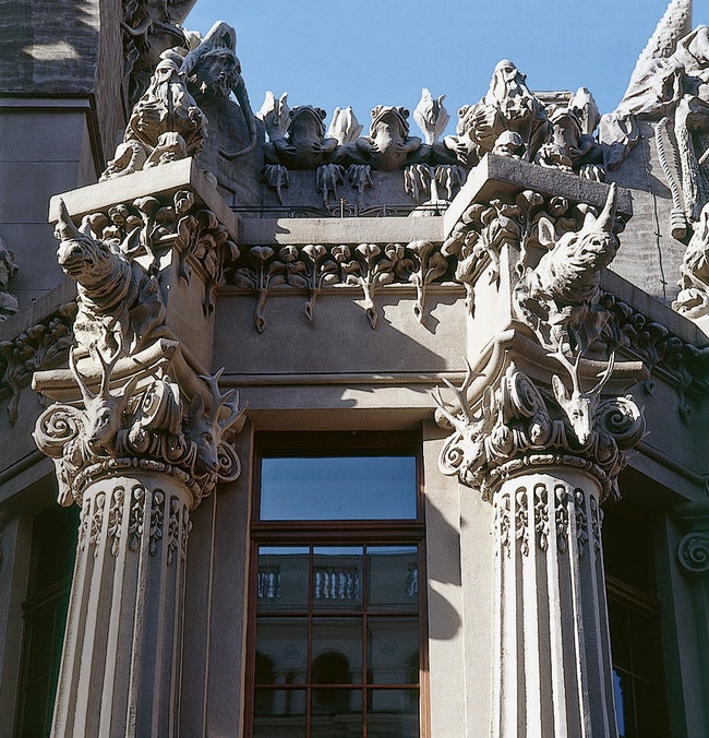 Главный фасад “Дома с химерами” облеплен гипсовыми фигурами по рисункам итальянского скульптора Элио Сала.