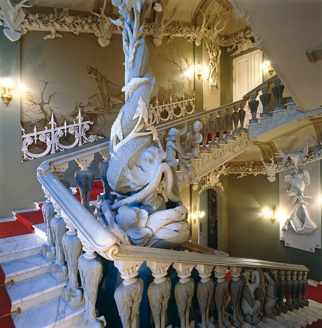 Парадная лестница дома была полностью восстановлена во время реставрации в 20022004 годах по архивным рисункам и...