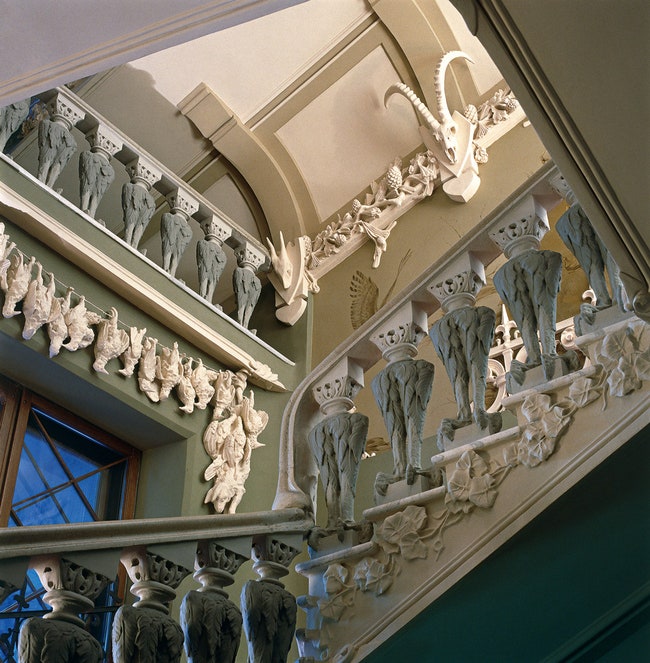 Балясины по всей парадной лестнице выполнены в виде лап грифонов.