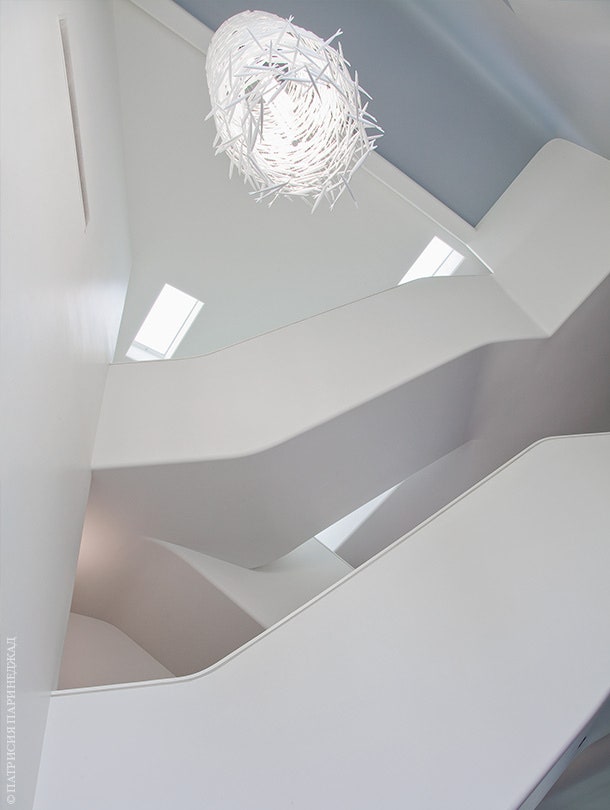 Лестница больше похожая на скульптуру. Архитектор Бет Холден покрыла ступени с закругленными краями корианом. Светильник...
