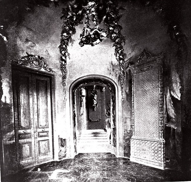 Лестничная площадка перед дверью в квартиру Городецкого. Фотография 1904 года.