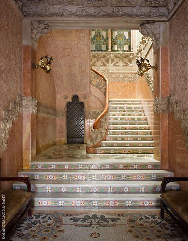 Входной вестибюль. Пол и ступени лестницы выложены мозаикой которой в интерьерах вообще очень много.