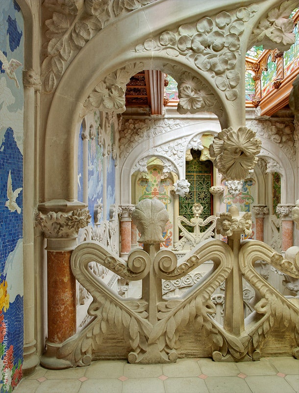 Внутренний двор украшен лепниной и росписями по эскизам Томаса Бергады.