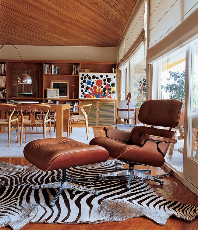 Дом в Барселоне архитектор Дамиан Рибас. Кресло Eames дизайнеры Чарлз и Рэй Имз Vitra стул CH 24 дизайнер Ханс Вегнер...