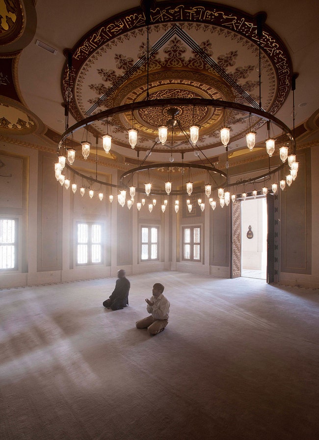 Главный зал Золотой мечети в Дохе.