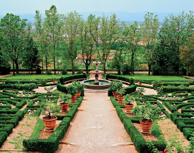 Сад Петралия одной из вилл Медичи во Флоренции разбит симметрично относительно центральной оси.