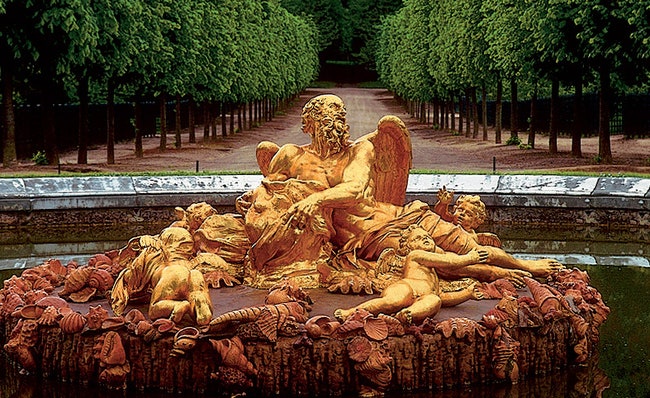 Один из фонтанов в Версальском парке.
