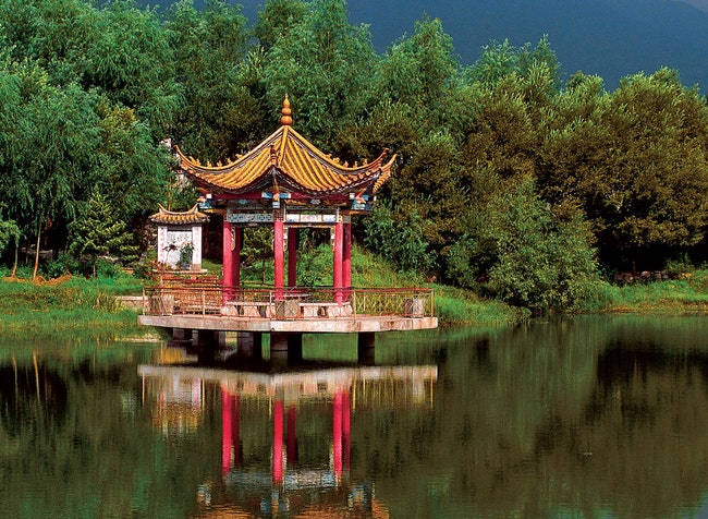 Беседка на озере в китайской провинции Юнань.