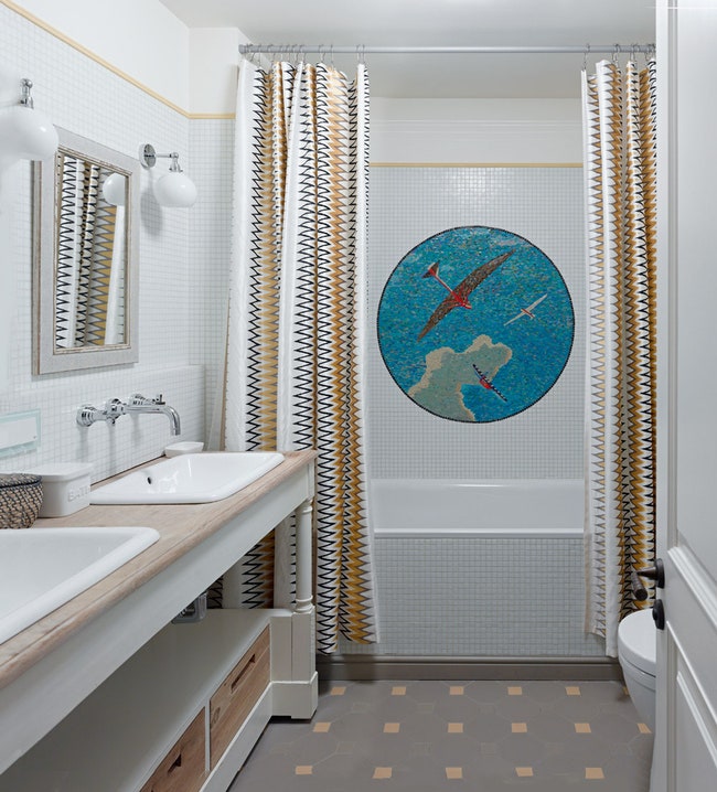 Детскую ванную украшает копия одного из мозаичных панно Александра Дейнеки со станции метро “Маяковская”.