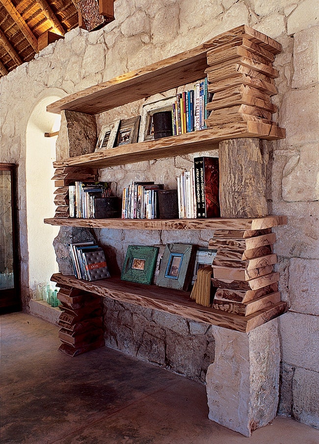 Книж­ные пол­ки в од­ном из но­ме­ров сде­ланы из паль­мо­вых до­сок.