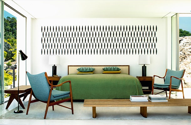 Хозяйская спальня. Кресло дизайнер Финн Юль скамейка слева дизайнер Пьер Жаннере скамья перед кроватью по дизайну...