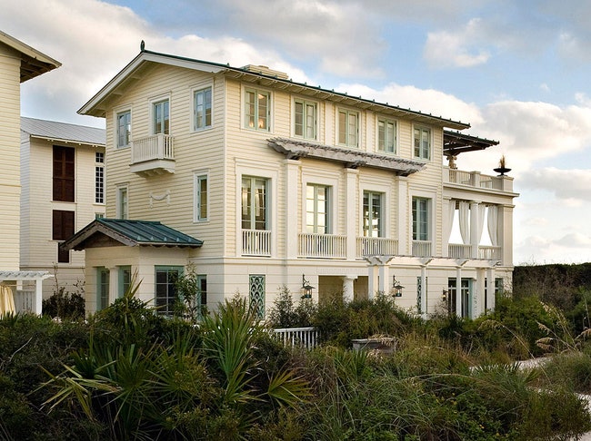 Дом на побережье в штате Флорида  — прекрасный пример того как Стерн играет с классическими традициями в частной...