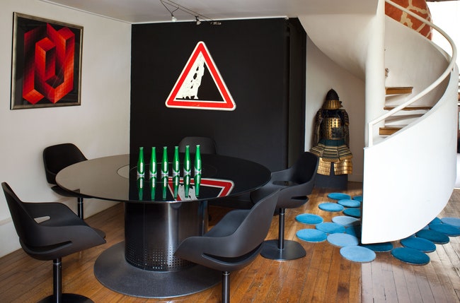 Ора Ито показал свою квартиру в Париже фото интерьеров