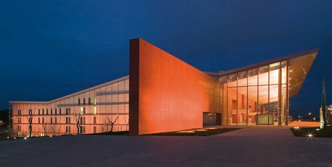 Культурный центр имени Мигеля Делибеса в Вальядолиде закончен ­Бофиллом в 2007 году. Цент­раль­ное здание ком­плек­са...