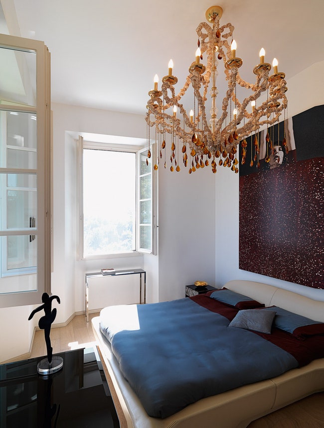 В хозяйской спальне — кровать Big Sleep дизайнер Роберто Лаццерони и люстра Mizar дизайнер Самуэле Мацца все...