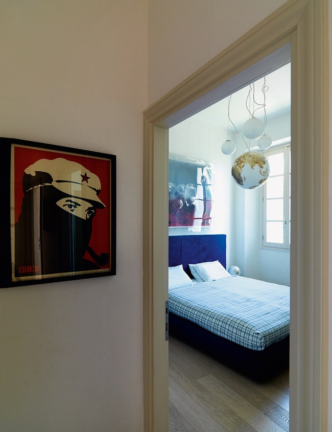 Вид на одну из спален. Светильник Breuil дизайнеры Алессандро Ла Спада и Самуэле Мацца Visionnaire. Автор картины на...