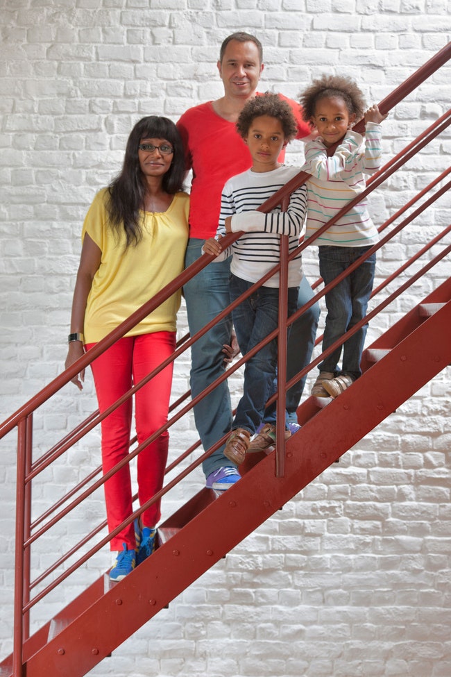 Дизайнер Ален Жиль позирует на лестнице со своей женой Раной и детьми Оскаром и Орой