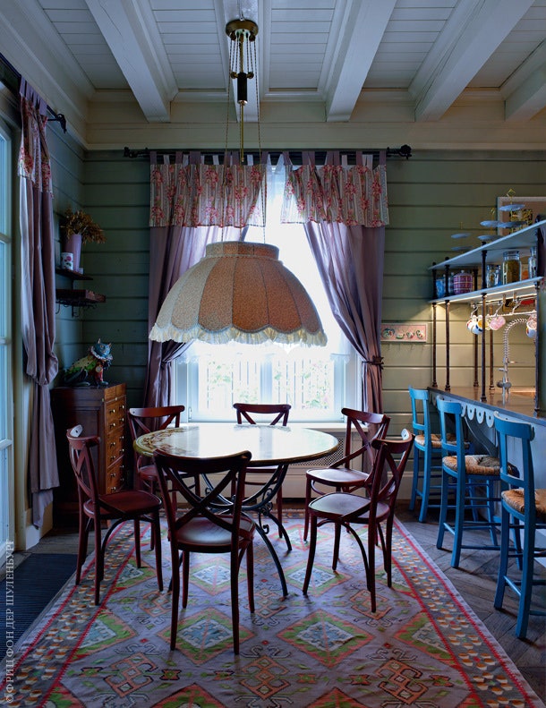Столовая. Над столом повесили абажур типичный для старорусских дач.