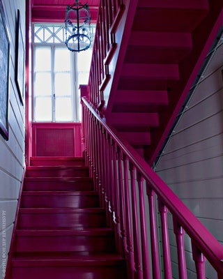 Красная лестница — примечательная часть этого дома. Такой необычный цвет заказчик выбрал сам.