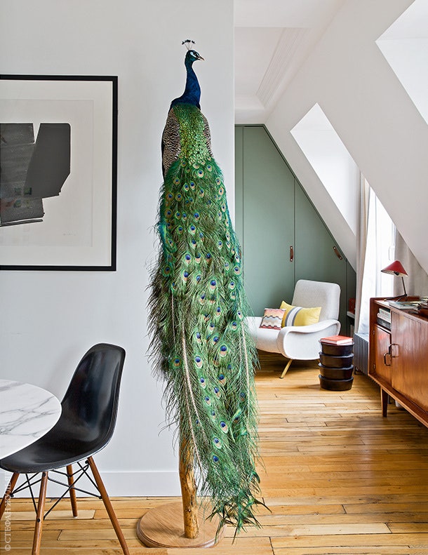 Вид из гостиной на спальню. Над сто­лом Tulip по дизайну Эро Сааринена висит литография работы Ханса Хартунга. Чучело...