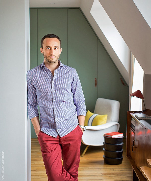 Дизайнер Кристоф Пуайе в гостиной своей квартиры.