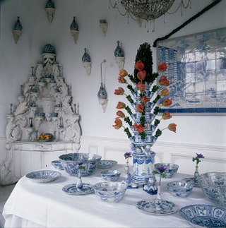 Аксель твердо уверен что кухня — самая важная комната в доме. Фарфор и настенное украшение из изразцов — Голландия XVIII...
