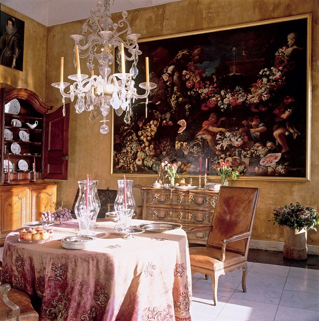 Одну из пяти гостиных замка украшает рос­кошный фламандский натюрморт XVII века. Кресла и стол датируются той же эпохой...