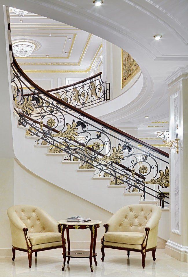 Самая красивая деталь холла — двойная лестница с ажурными перилами.