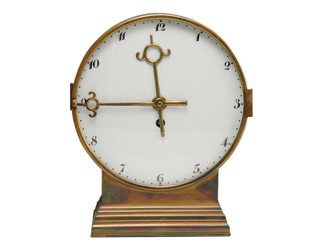 Настольные часы в латунном корпусе дата создания неизвестна. Сейчас хранятся в одной из частных коллекций.