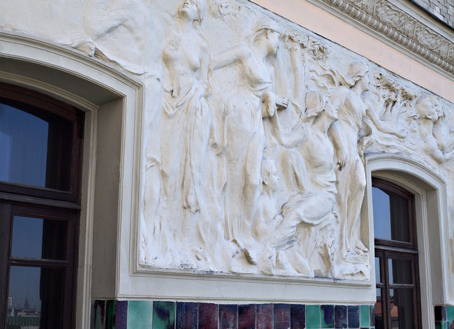 Фасад отеля украшает скульптурный фриз Николая Андреева “Времена года” также выполненный в абрамцевских мастерских.