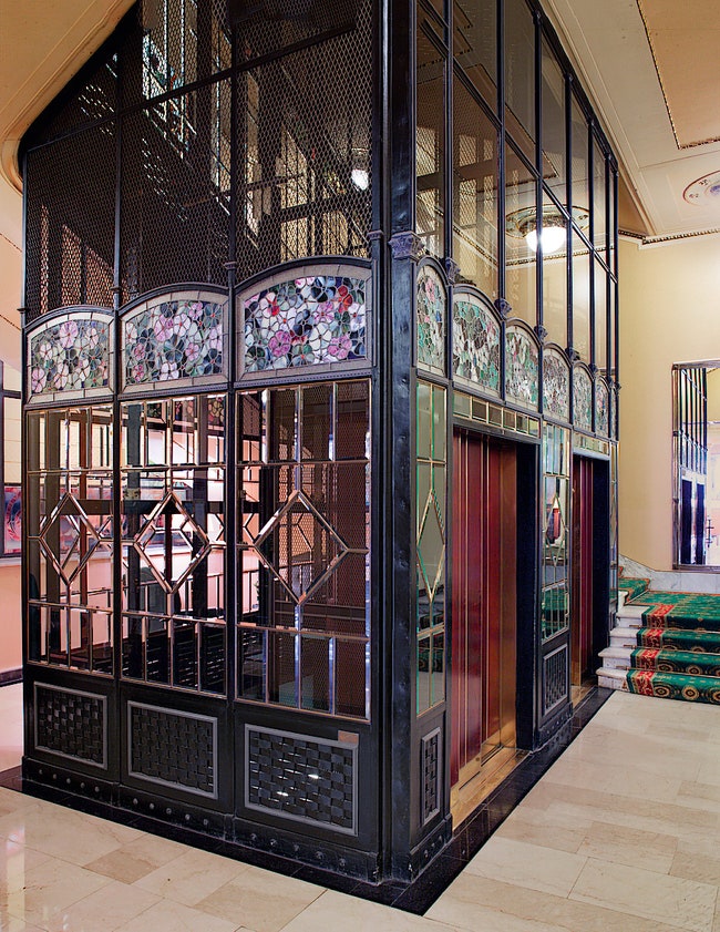 Лифт на первом этаже гостиницы сохранил оформление 1910х годов.