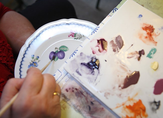 На тарелку наносят знаменитый рисунок Frutti Italiani.
