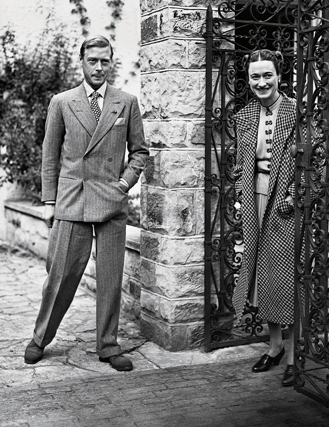 На этой фотографии 1939 года герцог и герцогиня Виндзорские стоят у дверей усадьбы ЭшдаунФорест в Суссексе — там они...