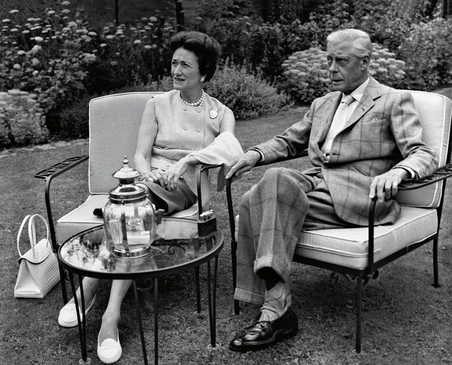 Редкая фотография снятая в ЖифсюрИветте 1964 год герцог и герцогиня Виндзорские отдыхают на лужайке перед своим самым...