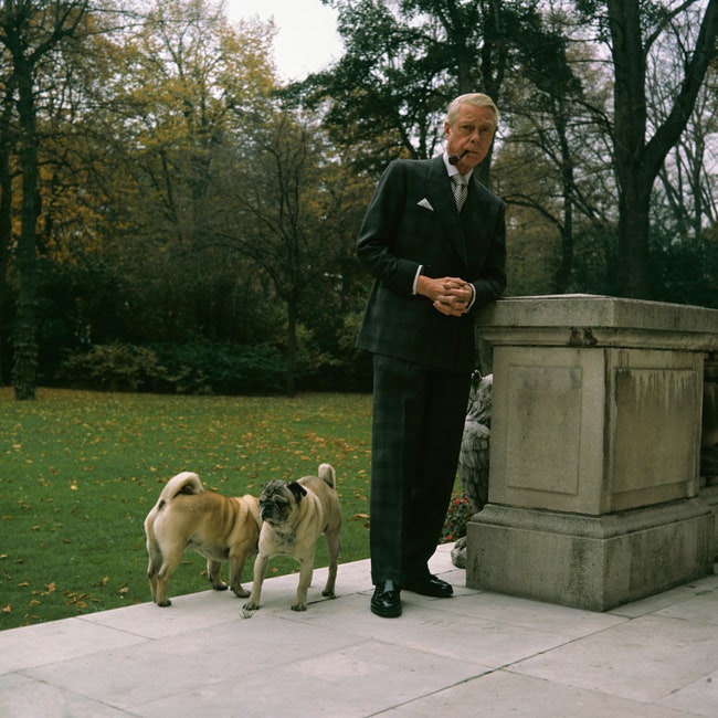 На портрете созданном знаменитым фотографом Хорстом П. Хорстом в 1964 году герцог Виндзорский стоит на террасе виллы в...