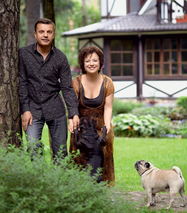 Леонид Парфенов его жена Елена Чекалова и их собаки Боня и Мотя.
