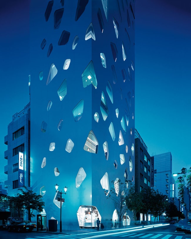 Жемчужиной корпорации Mikimoto стала построенная Ито в Гиндзе 10этажная башня Mikimoto 2  в которой размещены магазины...