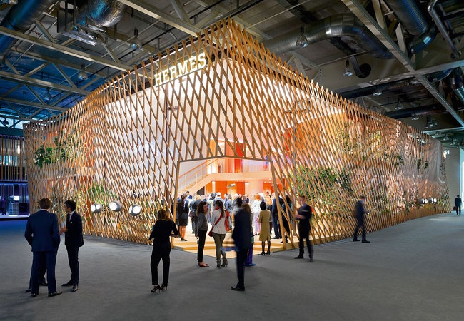 Сборноразборный павильон Hermès на Базельской часовой ярмарке возведенный под крышей выставочного зала Baselworld был...