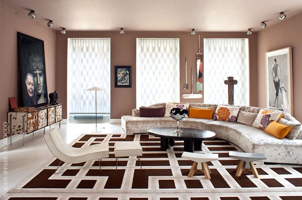 Центральное место в гостиной занимает плюшевый диван по дизайну хозяйки шезлонг Кристофа Пийе и табуреты от Седрика Раго.