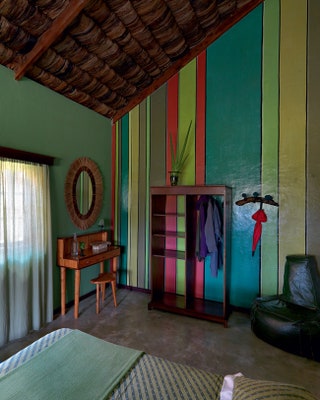 Одна из спален лоджа. Геометрический рисунок на стенах вдохновленный 1970ми идеально сочетается с традиционным покрывалом.