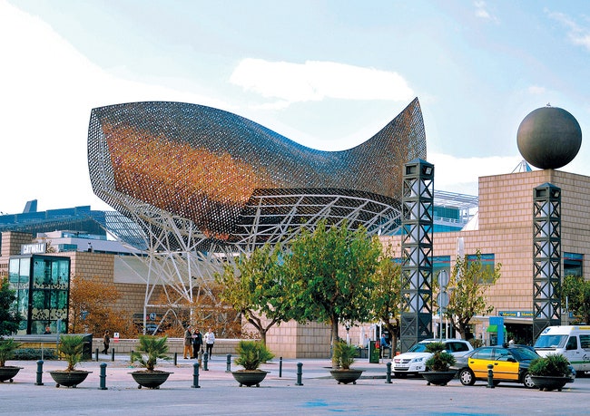 Типичнейшая для творчества Гери “большая рыба”  скульптура в порту Барселоны. Она венчает торговый комплекс также...