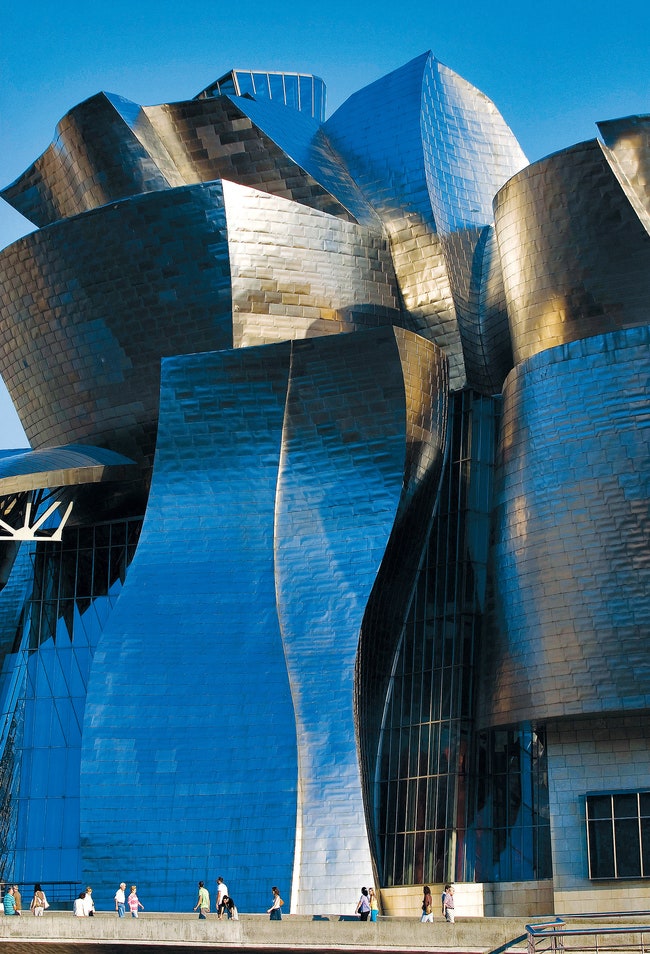 Покрытый титановым листом волно­образный по силуэту музей Гуггенхайма в Бильбао был построен в 1997 году и принес Фрэнку...