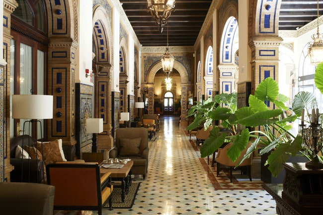 Легендарный отель Alfonso XIII в Севилье
