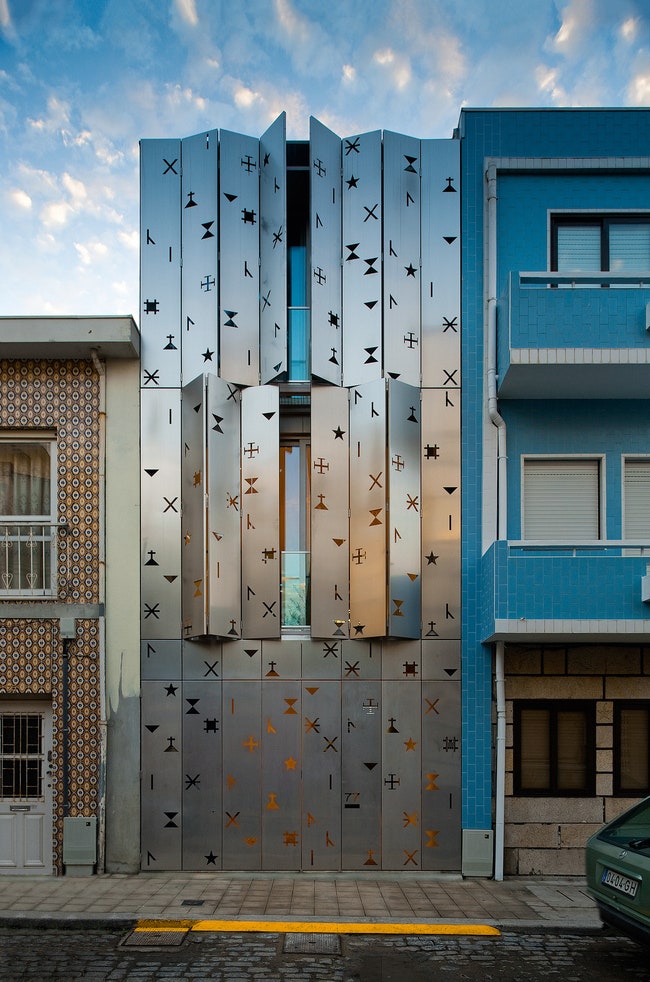 Необычные фасады домов из металла фото самых интересных проектов в разных городах мира