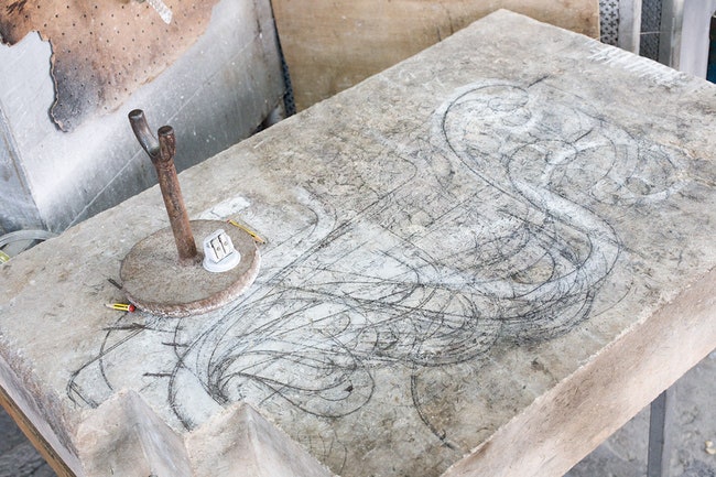 Мраморная плита с гравировками различных “плечиков” люстр.