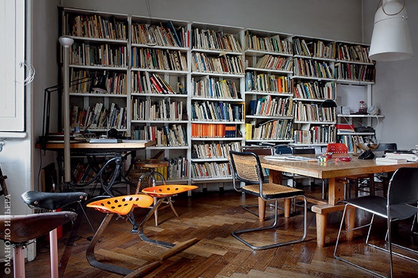 В библиотеке Акилле Кастильони собрано две с лишним тысячи книг. Слева — стулья Sella и Mezzadro  и стол Bramante  для...