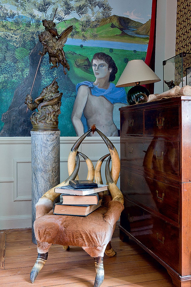 Кресло из буйволиных рогов и скульптура Гюстава Доре “Святой Георгий убивающий змея” на фоне фрески Жана Маре