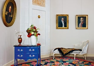 На стенах слева направо Джордж Доу “Портрет Александра I” холст масло первая четверть XIX века неизвестный художник...