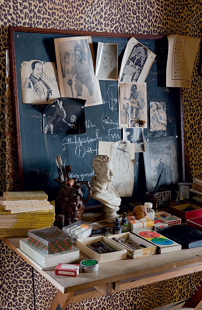 На столе — бюст Байрона опиумные трубки и карандаши на грифельной доске — автопортреты Бодлера и Рембо фотографии Орсона...
